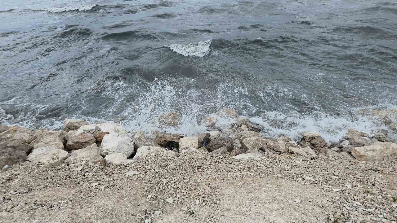 VAN'DA ETKİLİ OLAN RÜZGAR, TÜRKİYE'NİN EN BÜYÜK GÖLÜ OLAN VAN GÖLÜ'NDE DALGA BOYLARININ...