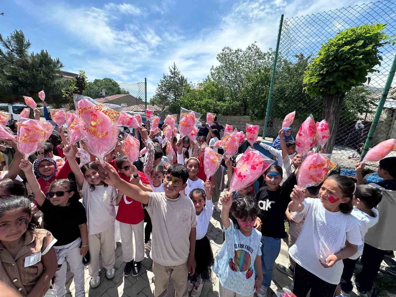 VAN'DA İLKBAHAR DÖNEMİ ŞENLİKLE SONA ERDİ