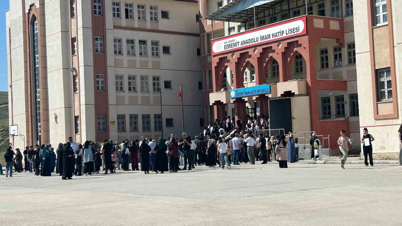 VAN'DA LGS KAPSAMINDA 18 BİN 468 ÖĞRENCİ SINAV SALONLARINDA TER DÖKTÜ