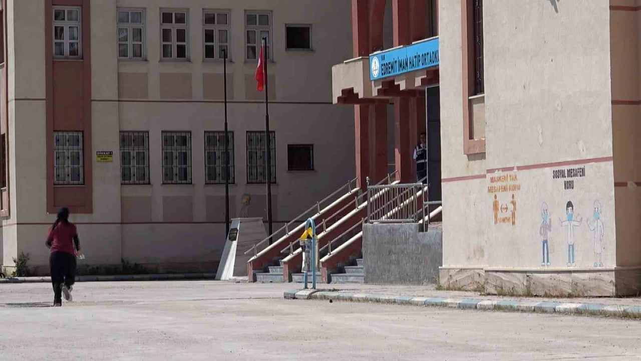 VAN'DA LGS KAPSAMINDA 18 BİN 468 ÖĞRENCİ SINAV SALONLARINDA TER DÖKTÜ