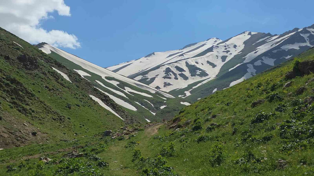 VAN'DA YAZ MEVSİMİNE GİRİLDİĞİ BU GÜNLERDE YÜKSEK KESİMLERE ÇIKAN VATANDAŞLAR KAR ÜZERİNDE KAYIP...