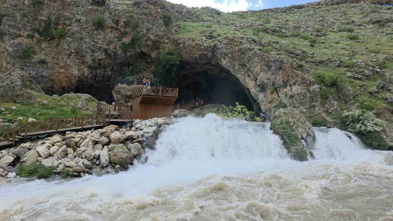 VAN'IN BAHÇESARAY İLÇESİNDE DOĞAL OLARAK MAĞARADAN ÇIKAN VE GÜRÜL GÜRÜL AKAN SU, HEM BÖLGE...