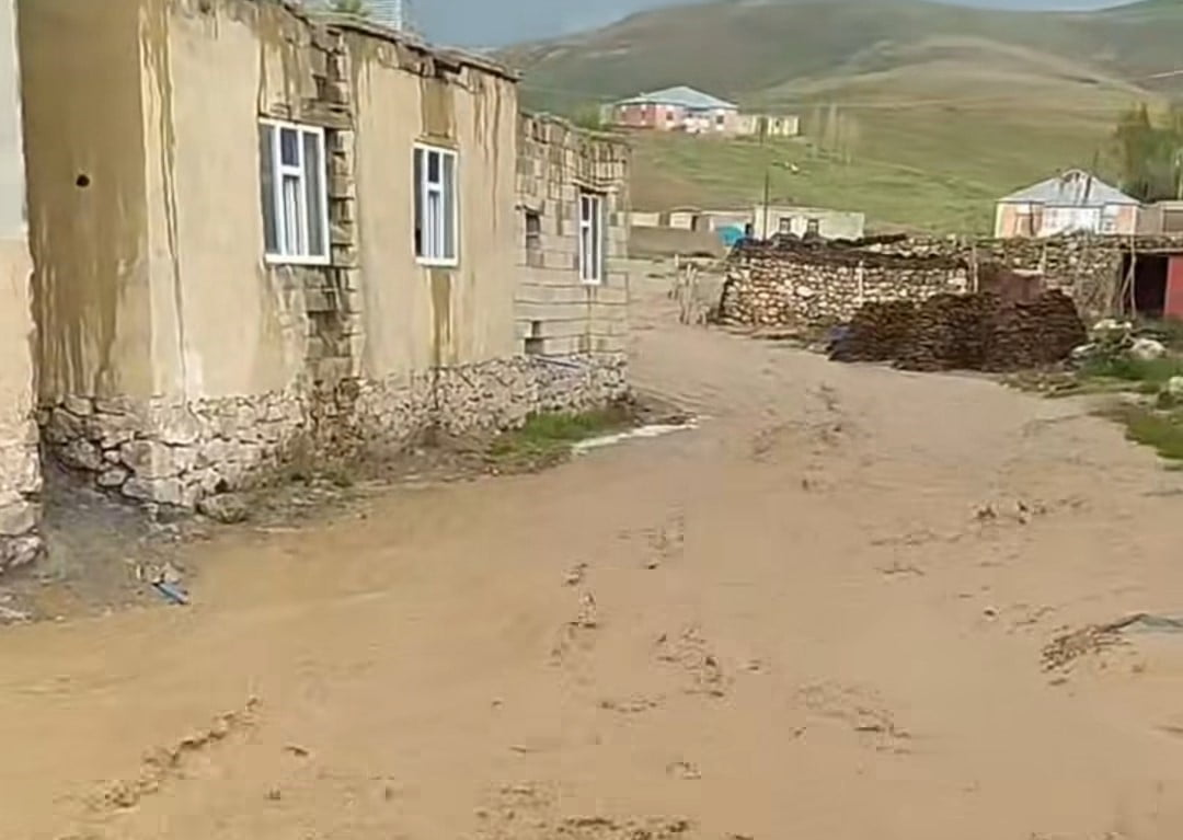 VAN'IN BAŞKALE İLÇESİNDE ETKİLİ OLAN SAĞANAĞIN ARDINDAN MEYDANA GELEN SEL HASARA YOL AÇTI.