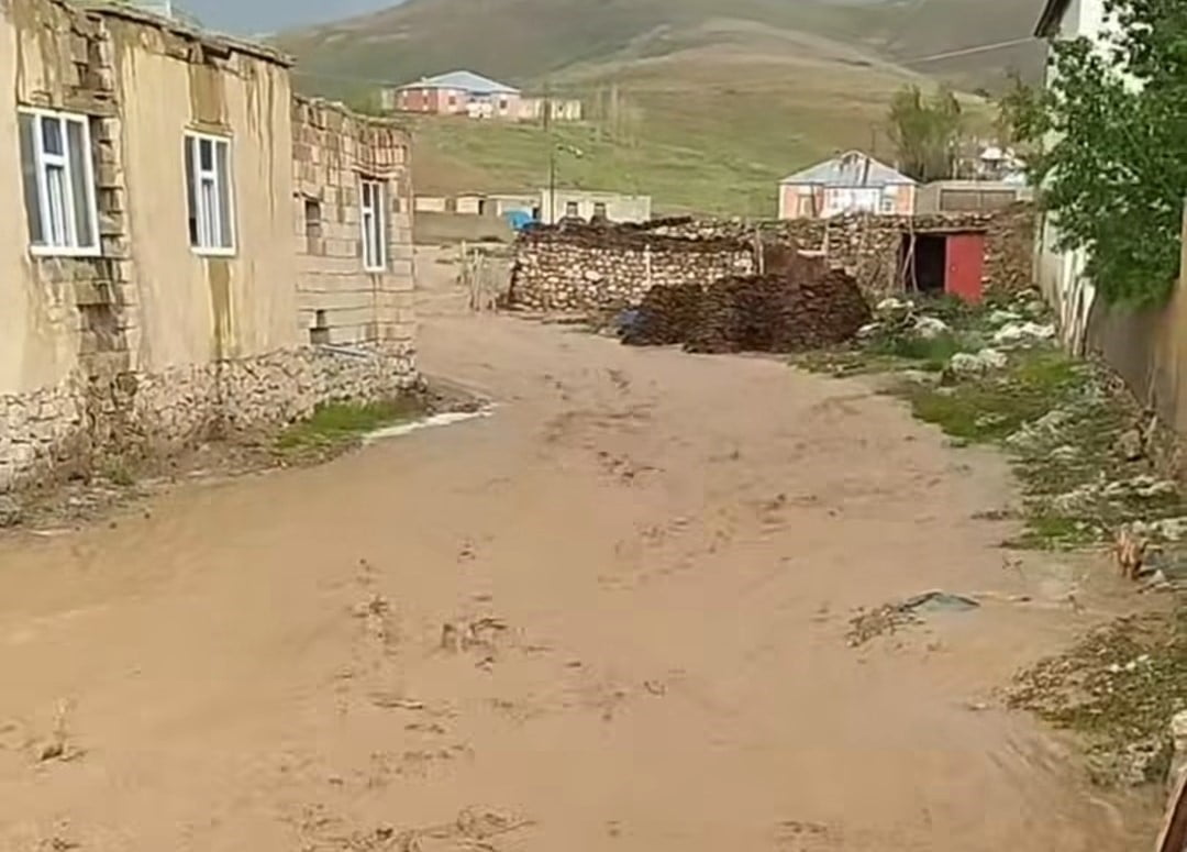 VAN'IN BAŞKALE İLÇESİNDE ETKİLİ OLAN SAĞANAĞIN ARDINDAN MEYDANA GELEN SEL HASARA YOL AÇTI.