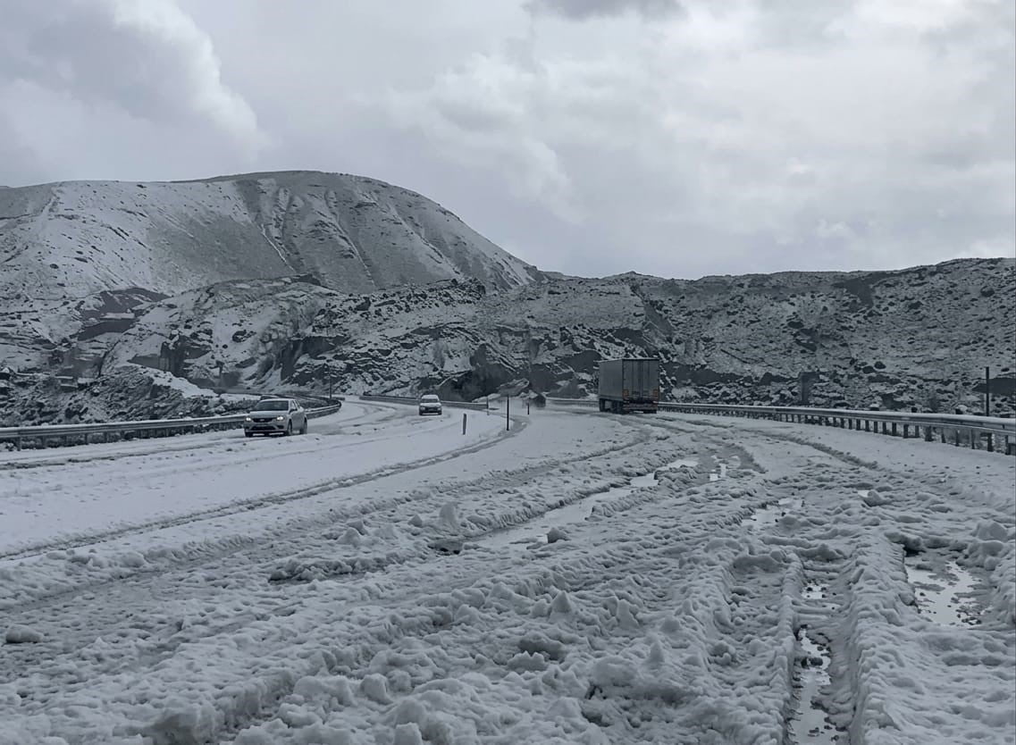 VAN'IN ÇALDIRAN İLÇESİ İLE AĞRI'NIN DOĞUBAYAZIT İLÇESİNİ BİRBİRİNE BAĞLAYAN TENDÜREK GEÇİDİ'NDE...