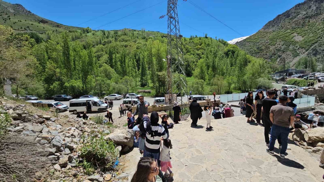VAN'IN ÇATAK İLÇESİNDE BULUNAN KANİSPİ ŞELALESİ, HAFTA SONU VATANDAŞLARIN AKININA UĞRADI.