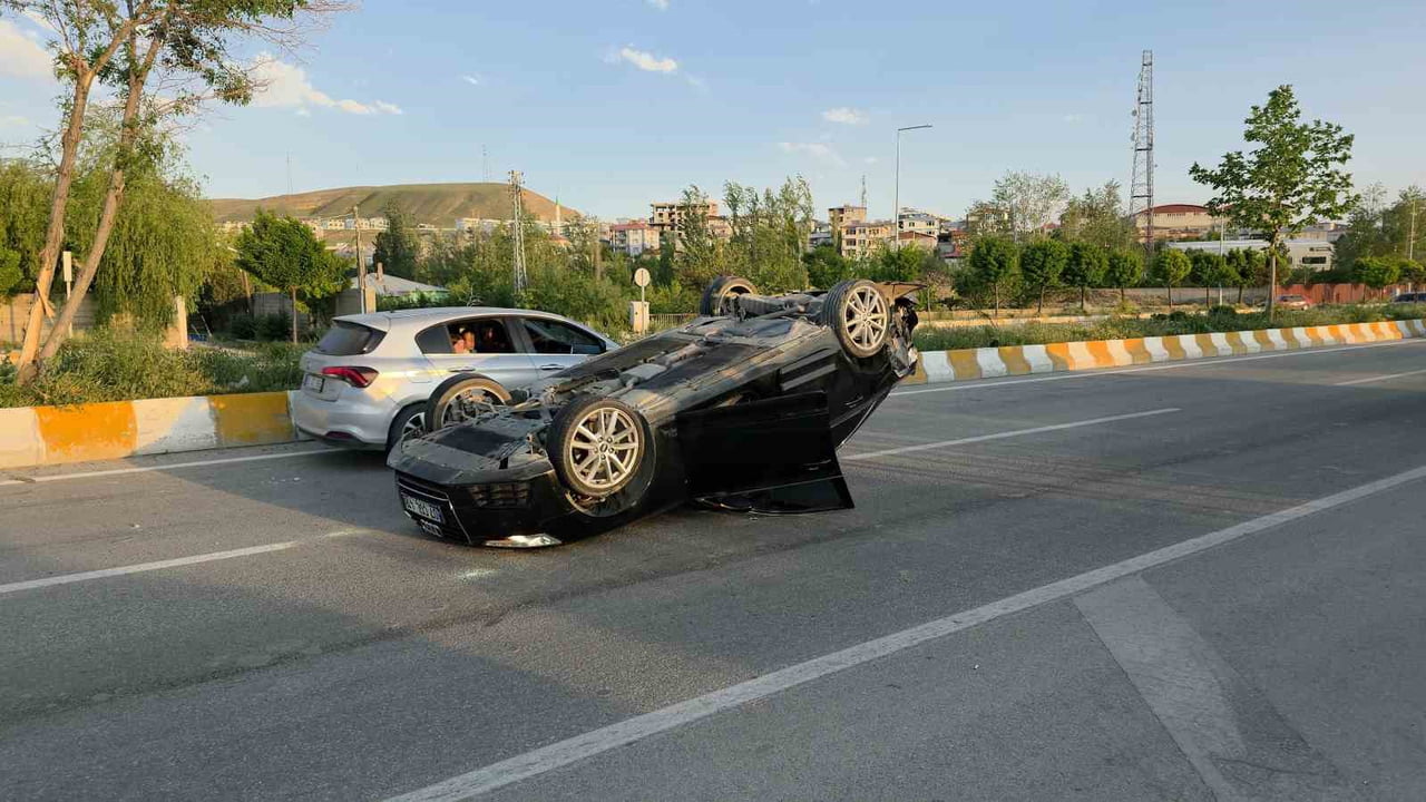 VAN'IN EDREMİT İLÇESİNDE OTOMOBİLİN TAKLA ATMASI SONUCU MEYDANA GELEN TRAFİK KAZADA 2 KİŞİ...