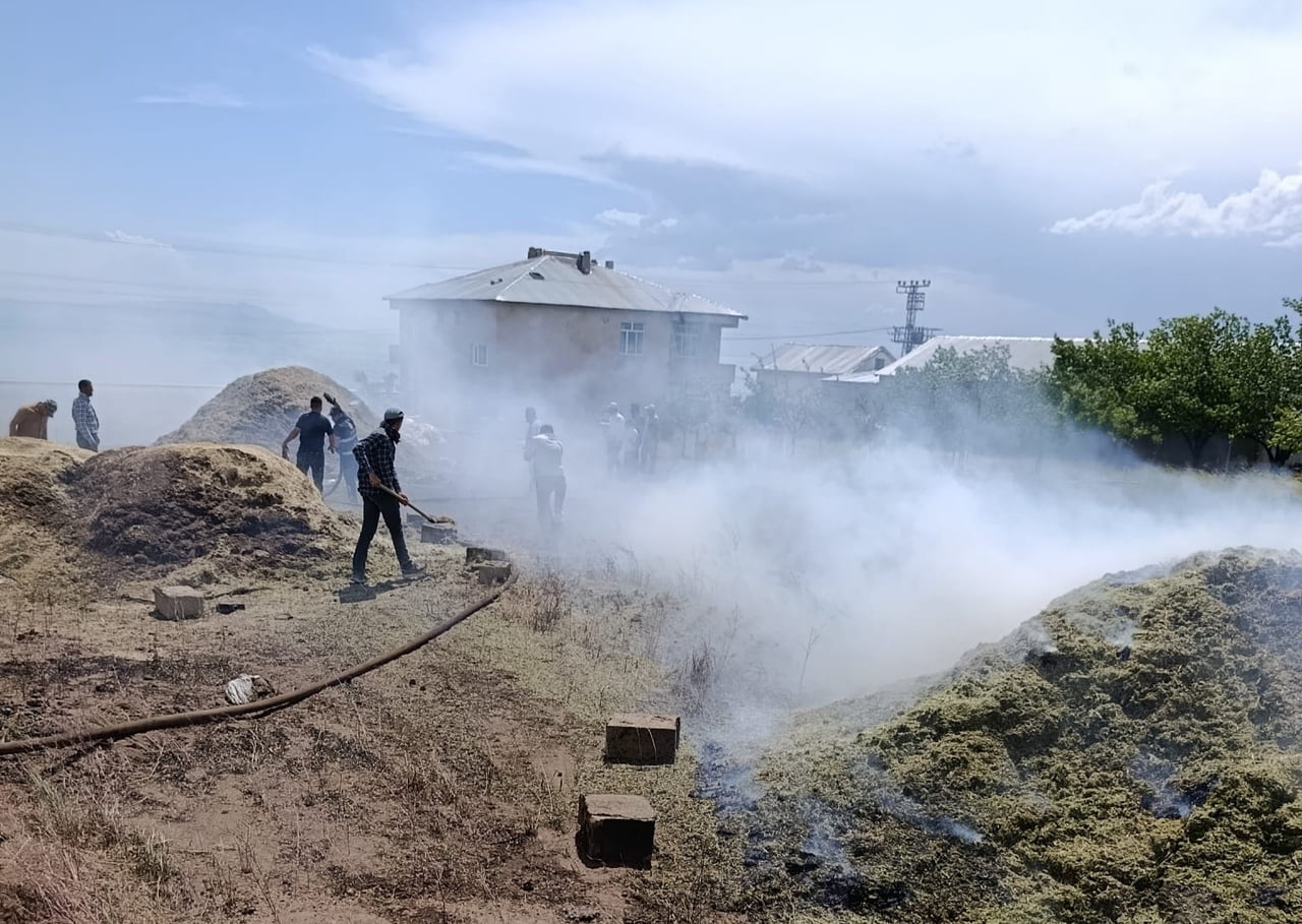 VAN'IN ERCİŞ İLÇESİNDE BİR SAMANLIKTA ÇIKAN YANGIN, İTFAİYE EKİPLERİ TARAFINDAN SÖNDÜRÜLÜRKEN...
