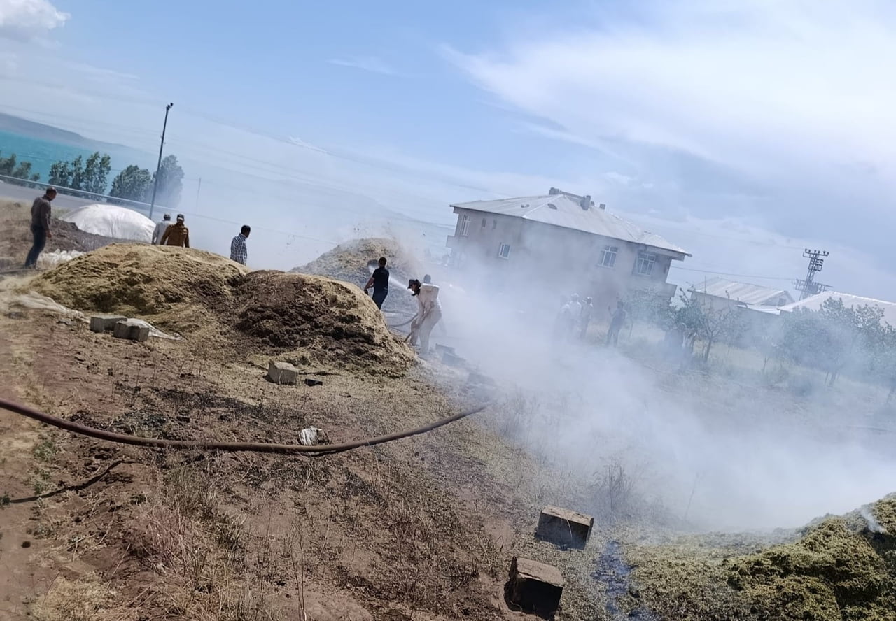 VAN'IN ERCİŞ İLÇESİNDE BİR SAMANLIKTA ÇIKAN YANGIN, İTFAİYE EKİPLERİ TARAFINDAN SÖNDÜRÜLÜRKEN...
