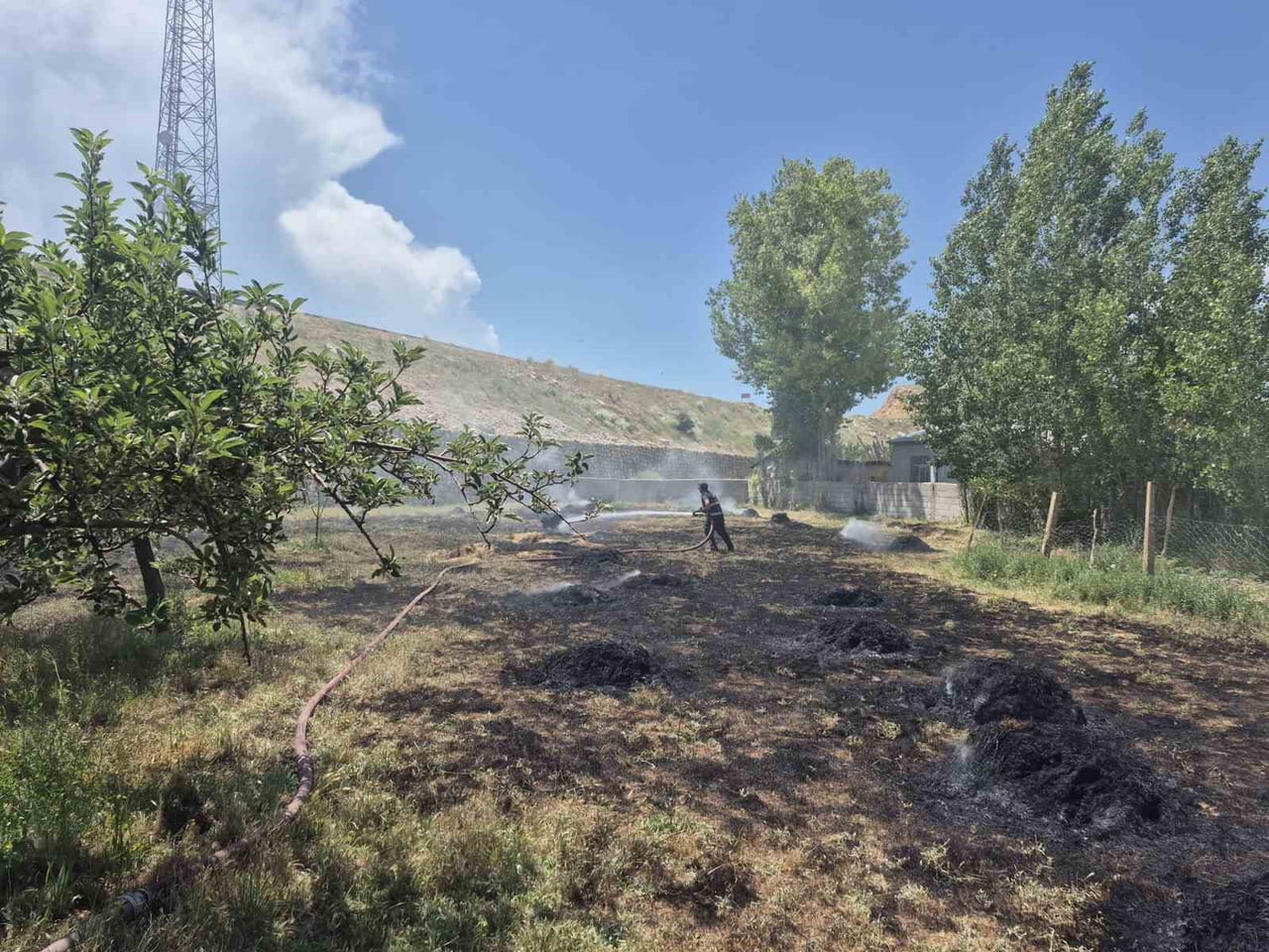VAN'IN ERCİŞ İLÇESİNDEKİ BİR BAHÇEDE ÇIKAN YANGIN, KISA SÜRELİ BİR PANİĞE YOL AÇARKEN, İTFAİYE...