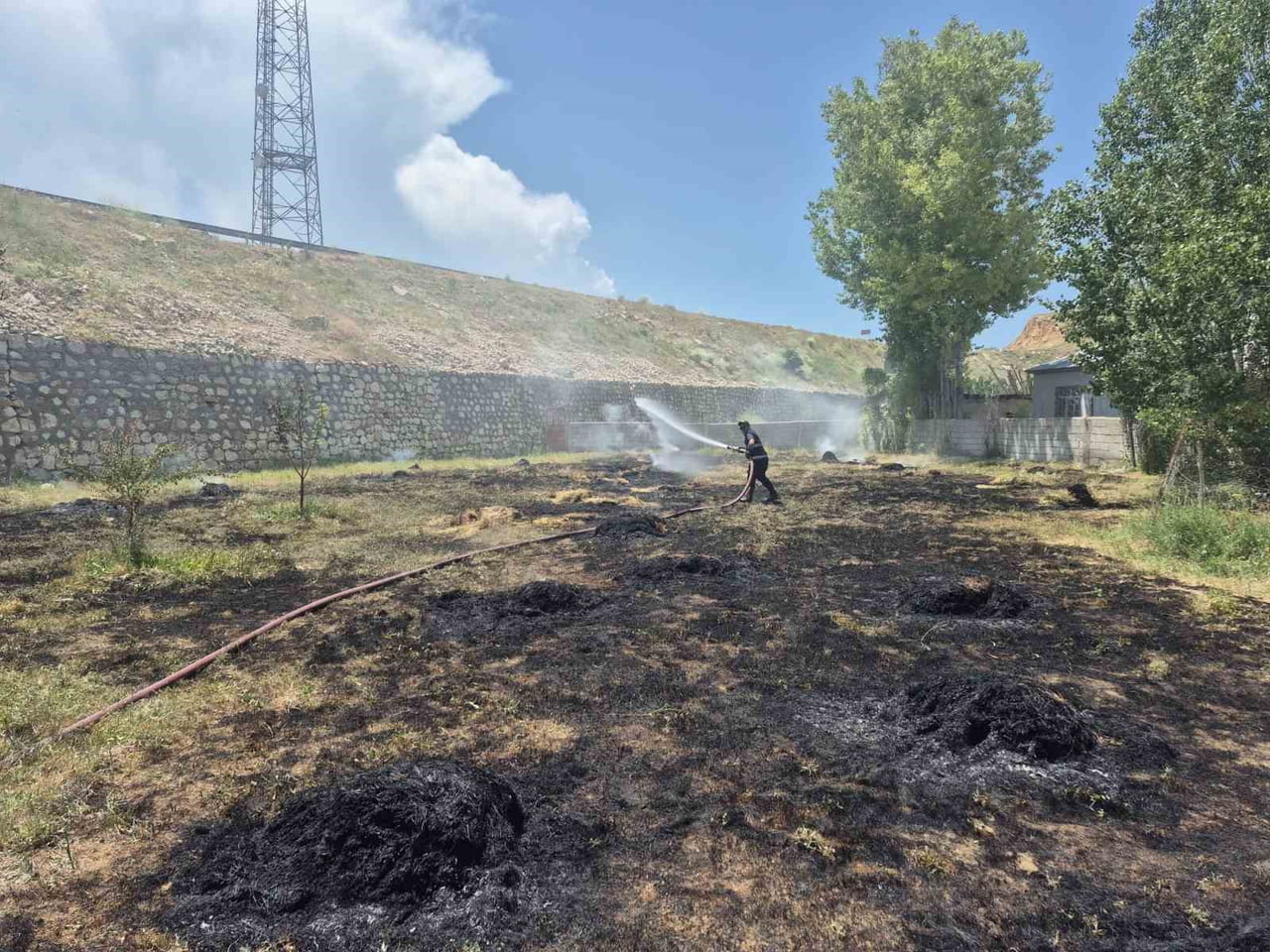 VAN'IN ERCİŞ İLÇESİNDEKİ BİR BAHÇEDE ÇIKAN YANGIN, KISA SÜRELİ BİR PANİĞE YOL AÇARKEN, İTFAİYE...