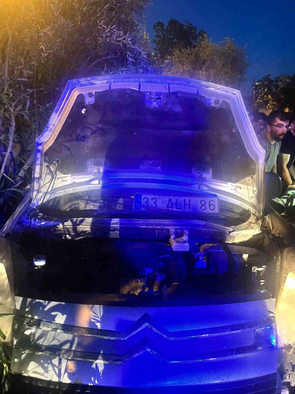VAN'IN GEVAŞ İLÇESİNDE KAPALI KASA HAFİF TİCARİ KAMYONETİN ŞARAMPOLE YUVARLANMASI SONUCU 4 KİŞİ...