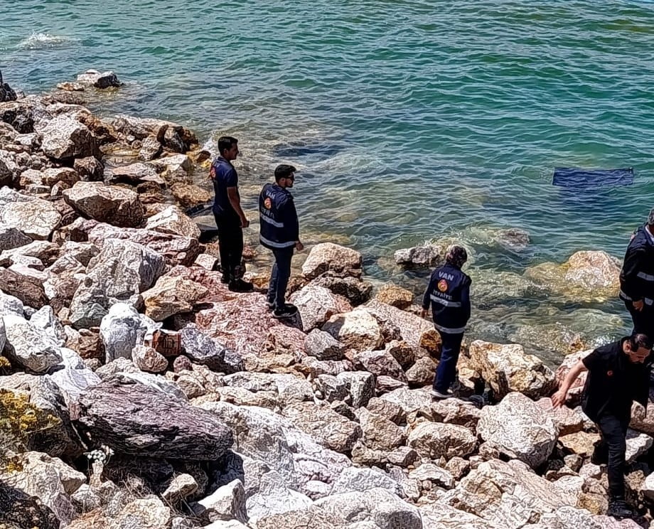VAN'IN GEVAŞ İLÇESİNDE KONTROLDEN ÇIKARAK VAN GÖLÜ'NE UÇAN OTOMOBİLİN SÜRÜCÜSÜ YARALI OLARAK...