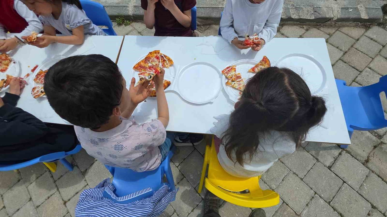 VAN'IN GEVAŞ İLÇESİNDE ÖĞRENİM GÖREN İLKOKUL ÖĞRENCİLERİ, "HEPBİRİZ" EĞİTİM GÖNÜLLÜLERİNİN...