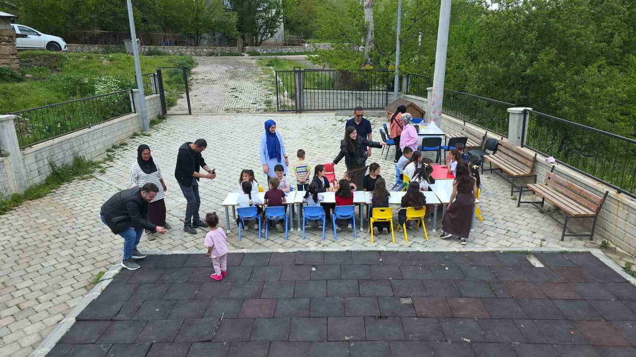VAN'IN GEVAŞ İLÇESİNDE ÖĞRENİM GÖREN İLKOKUL ÖĞRENCİLERİ, "HEPBİRİZ" EĞİTİM GÖNÜLLÜLERİNİN...