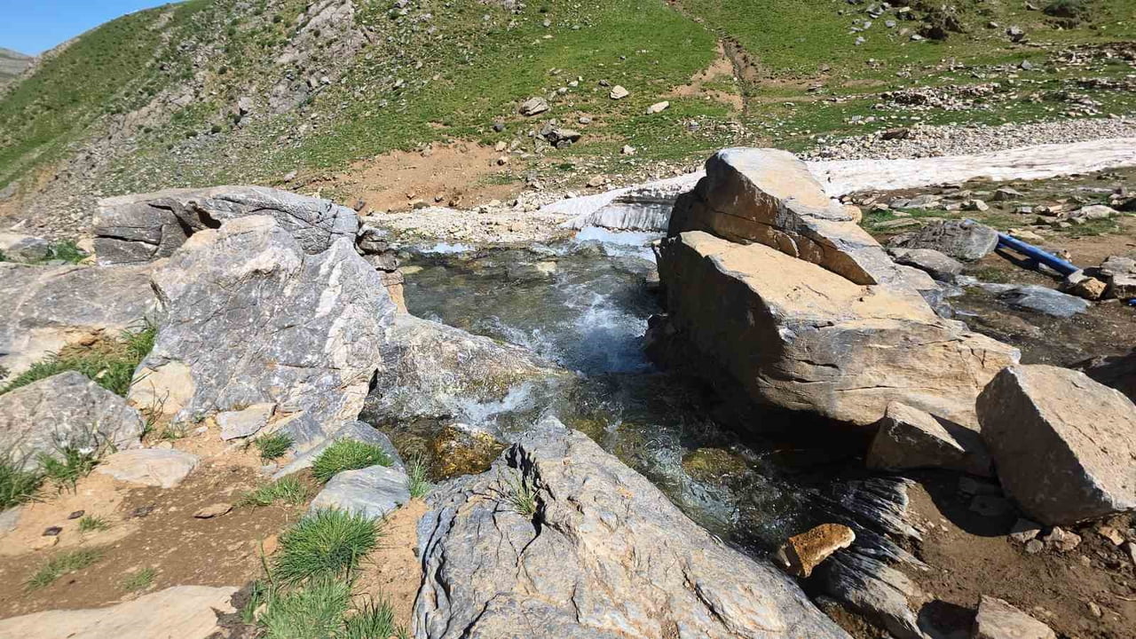 VAN'IN GEVAŞ İLÇESİNE BAĞLI YANIKÇAY MAHALLESİ KIRSALINDA DAĞDAN ÇIKAN DOĞAL KAYNAK SUYU, HEM...