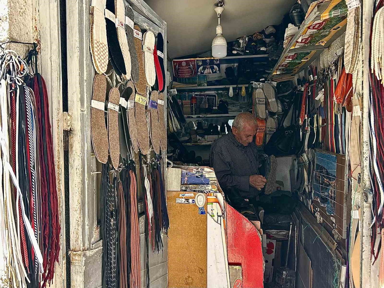 VAN'IN İPEKYOLU İLÇESİNDE 2 METREKARELİK DÜKKANINDA YARIM ASIRDIR AYAKKABI TAMİRCİLİĞİ YAPAN 72...