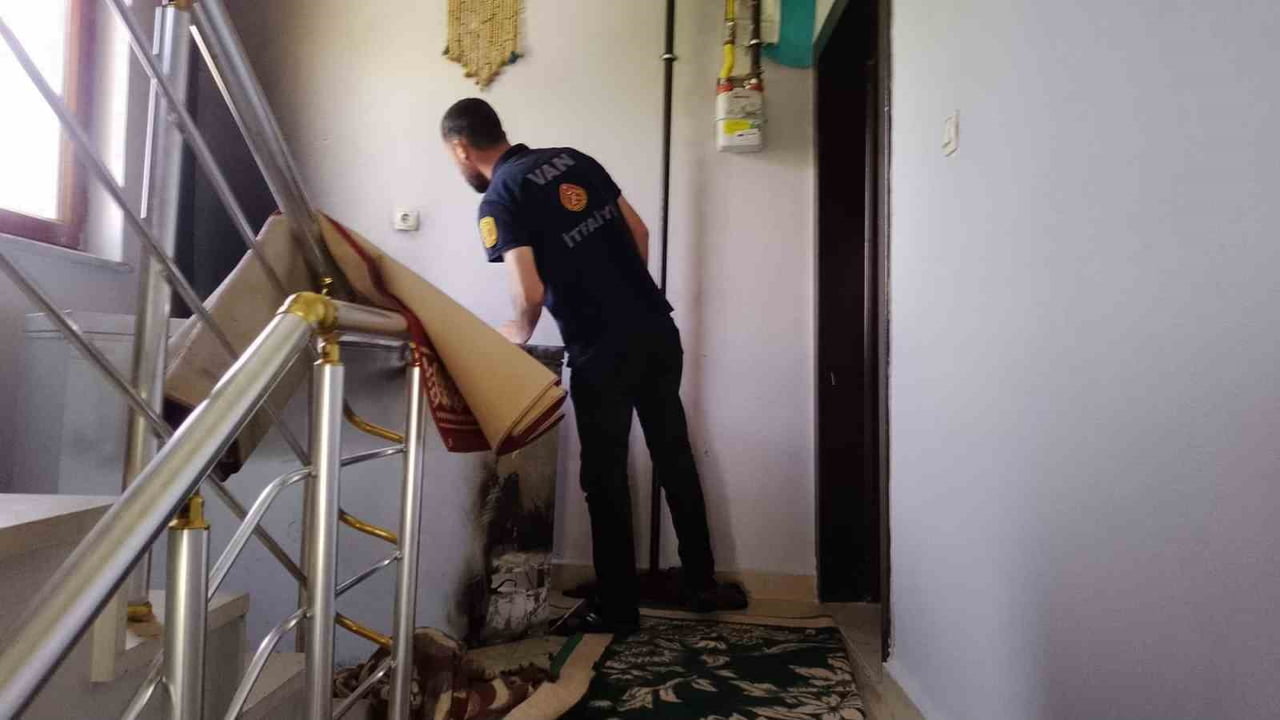 VAN'IN İPEKYOLU İLÇESİNDE BİR EVDE ÇIKAN YANGIN, İTFAİYENİN MÜDAHALESİYLE SÖNDÜRÜLDÜ.