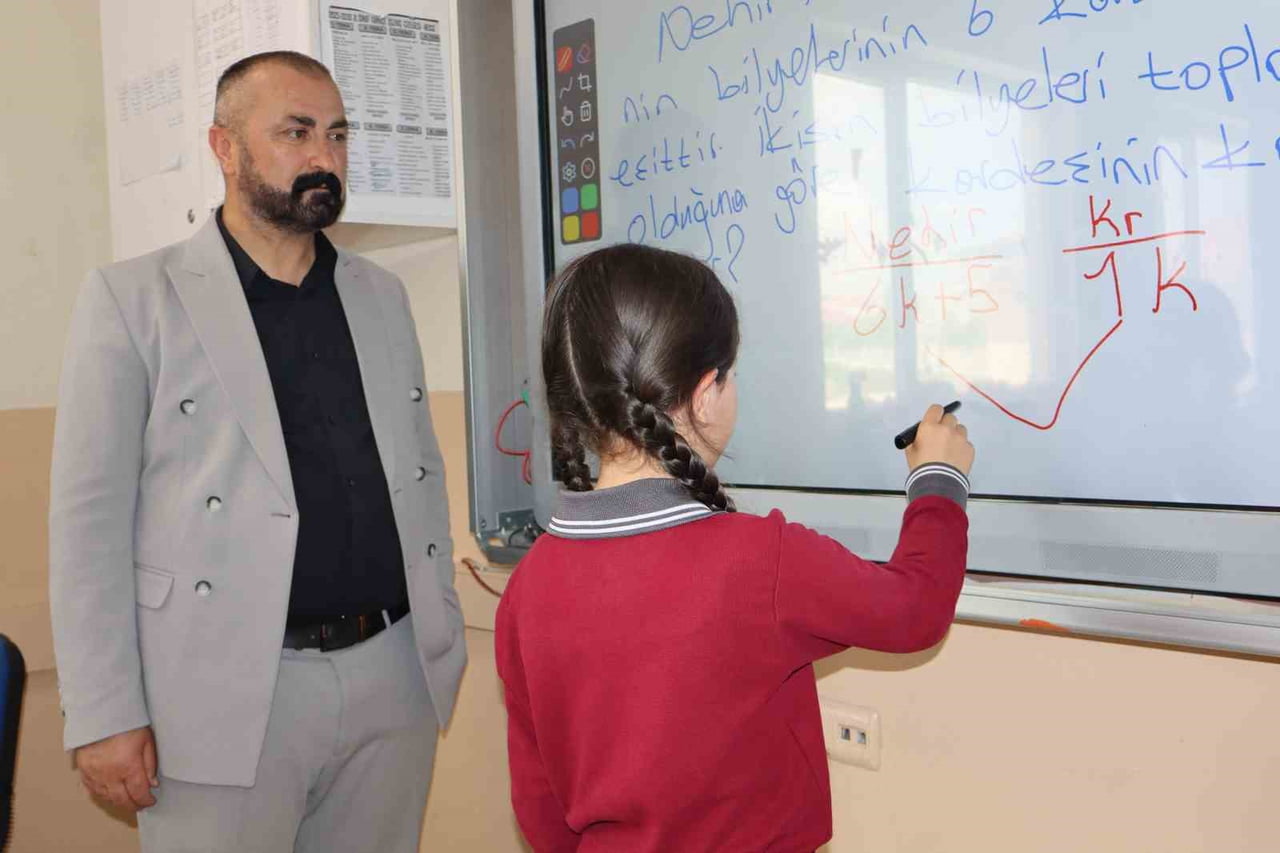 VAN'IN İPEKYOLU İLÇESİNDEKİ VAN GÖLÜ İLKOKULU ÖĞRENCİLERİ, 114 ÜLKEDEN 7 MİLYONDAN FAZLA...