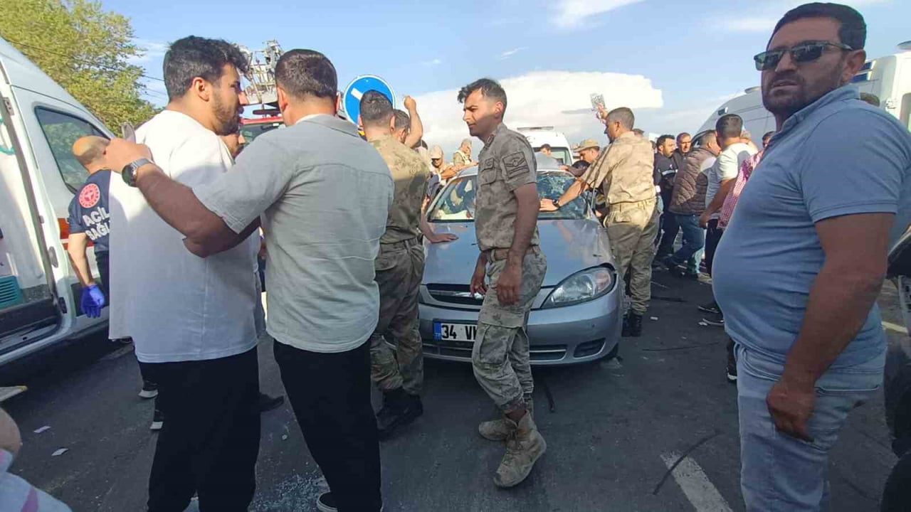 VAN'IN MURADİYE İLÇESİNDE MİNİBÜS İLE OTOMOBİLİN ÇARPIŞMASI SONUCU MEYDANA GELEN TRAFİK KAZADA 5...