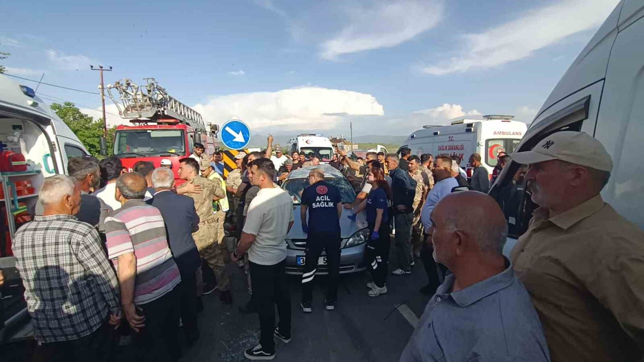 VAN'IN MURADİYE İLÇESİNDE MİNİBÜS İLE OTOMOBİLİN ÇARPIŞMASI SONUCU MEYDANA GELEN TRAFİK KAZADA 5...