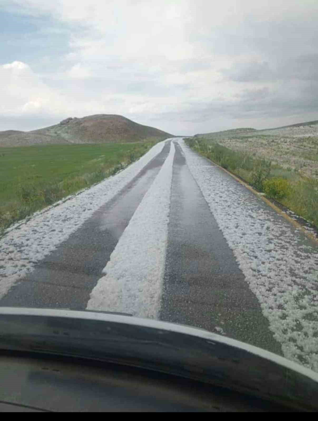 VAN'IN ÖZALP VE SARAY İLÇELERİNDE CEVİZ BÜYÜKLÜĞÜNDE DOLU YAĞIŞI ETKİLİ OLDU.