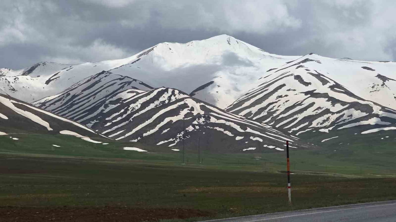 VAN'IN YAZ MEVSİMİNE GİRDİĞİMİZ BU GÜNLERDE YÜKSEK KESİMLERİNDEKİ DAĞLARIN ZİRVELERDE KALAN KAR...