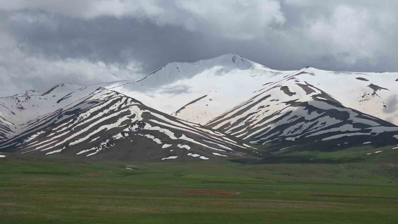 VAN'IN YAZ MEVSİMİNE GİRDİĞİMİZ BU GÜNLERDE YÜKSEK KESİMLERİNDEKİ DAĞLARIN ZİRVELERDE KALAN KAR...