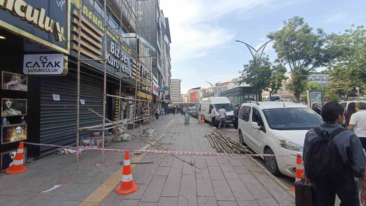 VAN’DA BİR BİNADAN KOPAN BETON PARÇASI KORKU DOLU ANLARIN YAŞANMASINA NEDEN OLURKEN, BAZI...