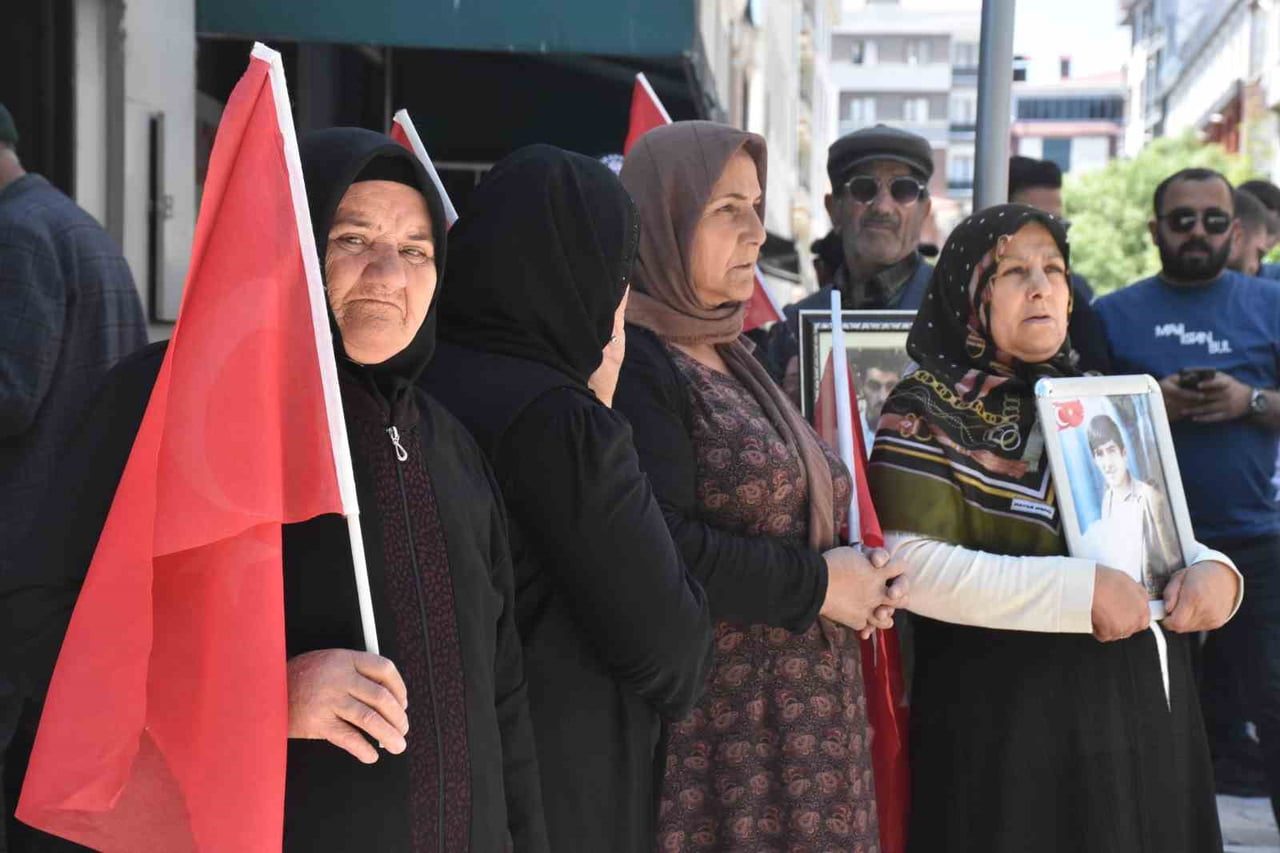 VAN’DA ÇOCUKLARI TERÖR ÖRGÜTÜ TARAFINDAN DAĞA KAÇIRILAN AİLELERİN DEM PARTİ İL BİNASI ÖNÜNDEKİ...