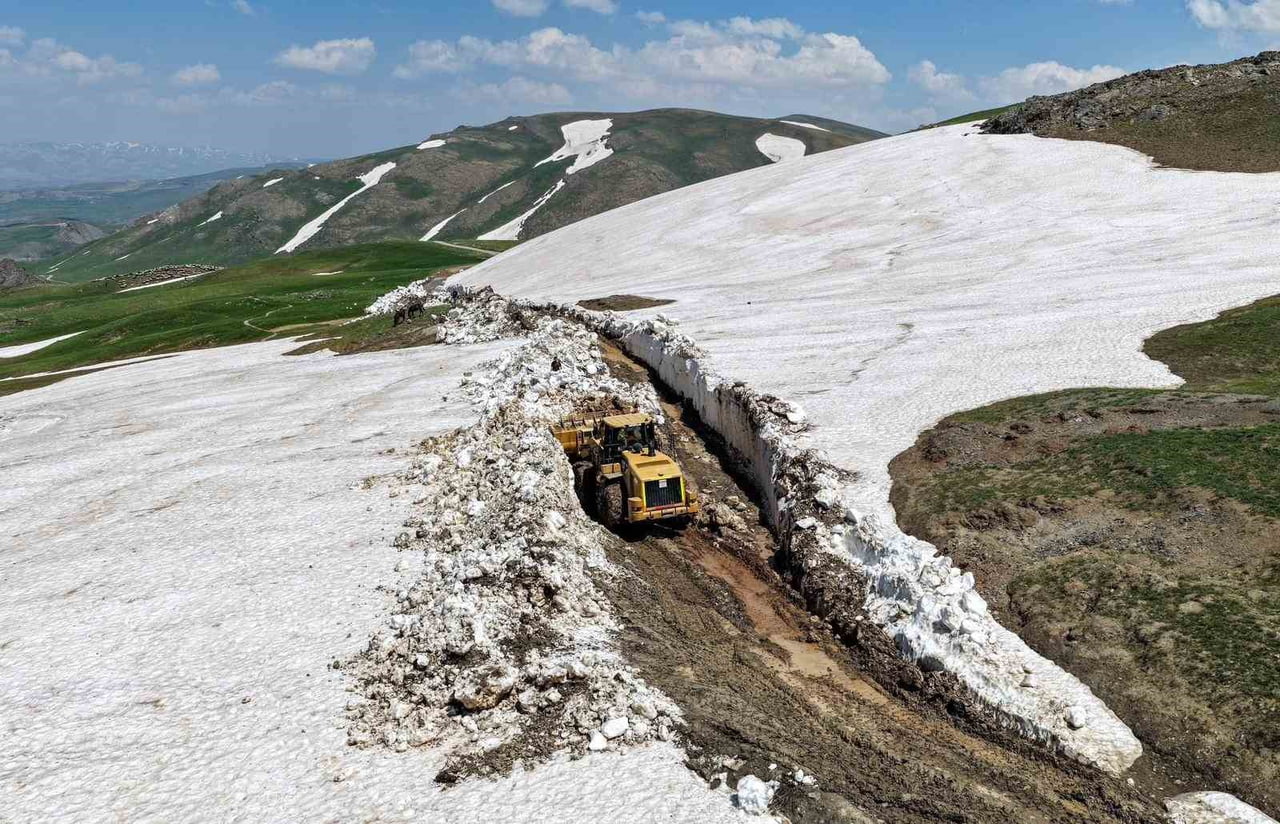 VAN’DA YAZ MEVSİMİNE RAĞMEN KAR KALINLIĞININ YER YER 3 METREYİ BULDUĞU YAYLA YOLLARININ AÇILMASI...