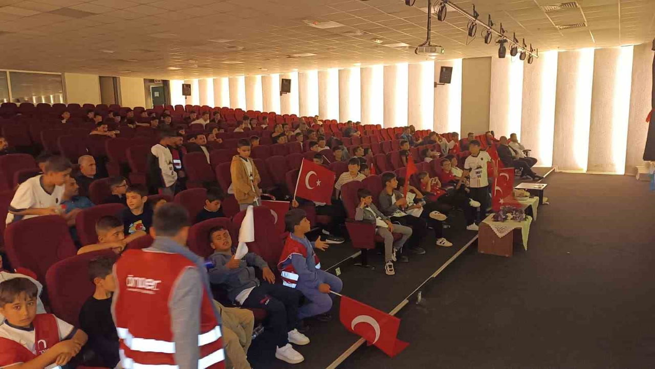VAN GENÇLİK VE SPOR İL MÜDÜRLÜĞÜ VE ÖNDER VAN İL BAŞKANLIĞI ÖNCÜLÜĞÜNDE BİR ARAYA GELEN ÖĞRENCİLER...