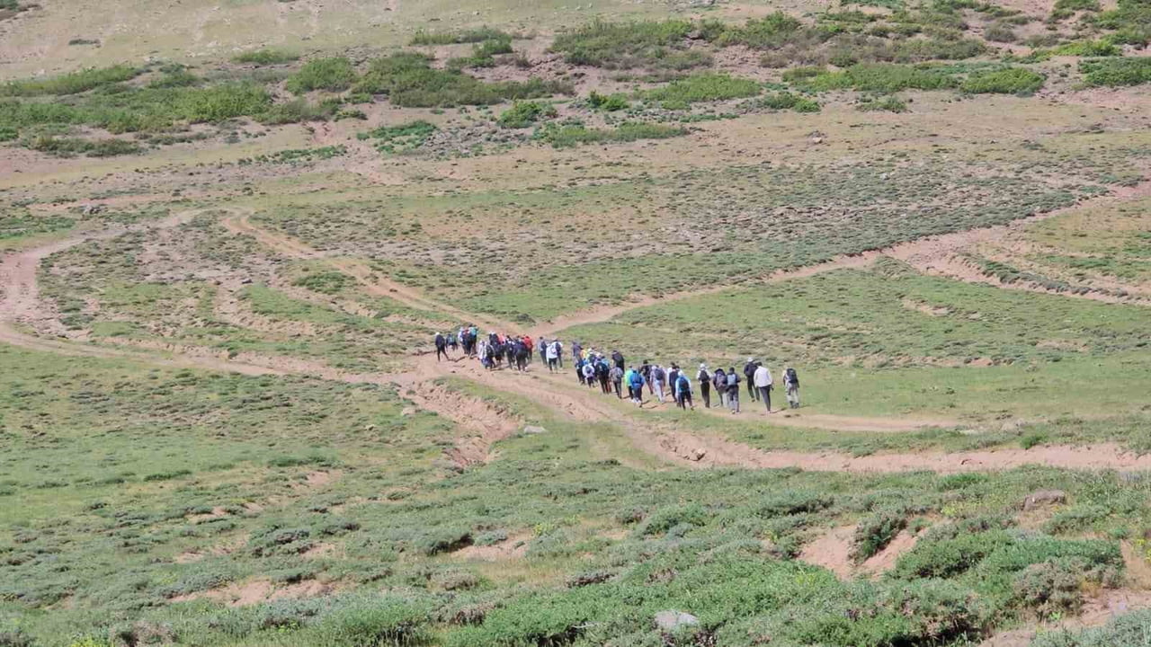 VAN GÖLÜ'NÜN KORUNMASINA VE ÇEVRESEL SORUNLARINA DİKKAT ÇEKMEK AMACIYLA BİTLİS'İN TATVAN İLÇESİNDE...