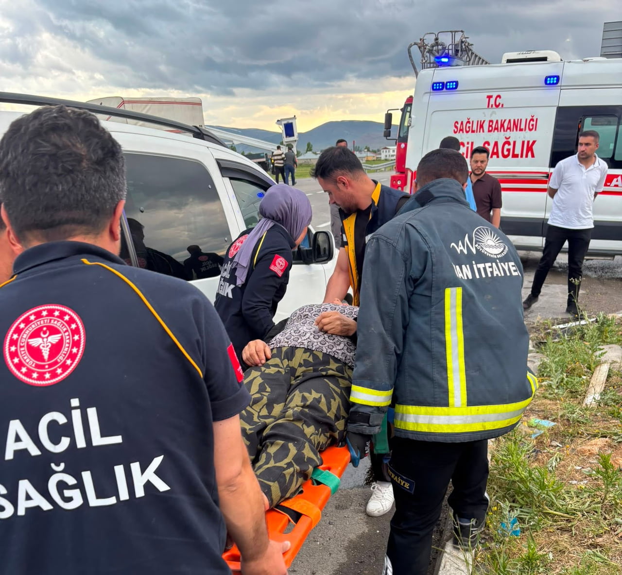 VAN’IN ÇALDIRAN İLÇESİNDE E HAFİF TİCARİ KAMYONETİN ÇARPIŞMASI SONUCU MEYDANA GELEN TRAFİK...