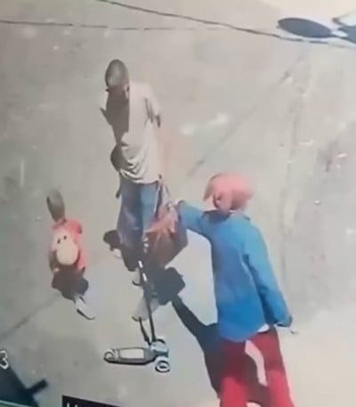 VAN’IN EDREMİT İLÇESİNDE SOKAKTA OYUN OYNAYAN 4 YAŞINDAKİ ÇOCUK, BİR KADININ SALDIRISINA UĞRADI....