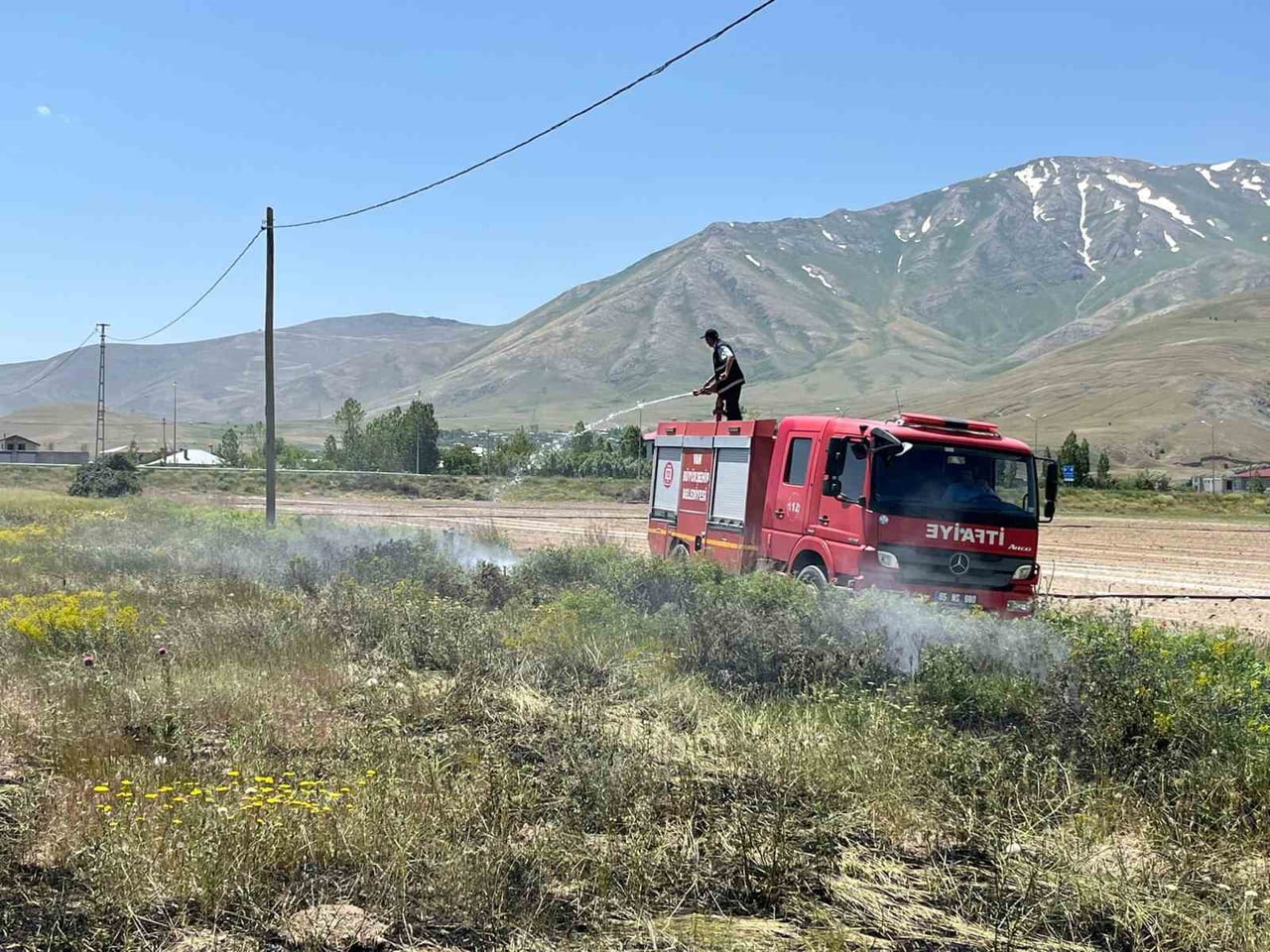 VAN’IN GEVAŞ İLÇESİNDE ÇIKAN ANIZ YANGINI ÇEVRE EVLERE SIÇRAMADAN İTFAİYE EKİPLERİ TARAFINDAN...