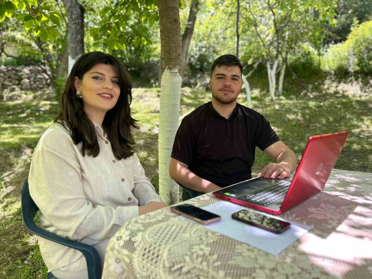 VAN’IN İPEKYOLU İLÇESİNDE YAŞAYAN İKİ GİRİŞİMCİ KARDEŞ, TARIM ARAZİLERİNDEKİ KURAKLIK RİSKİNİ UYDU...