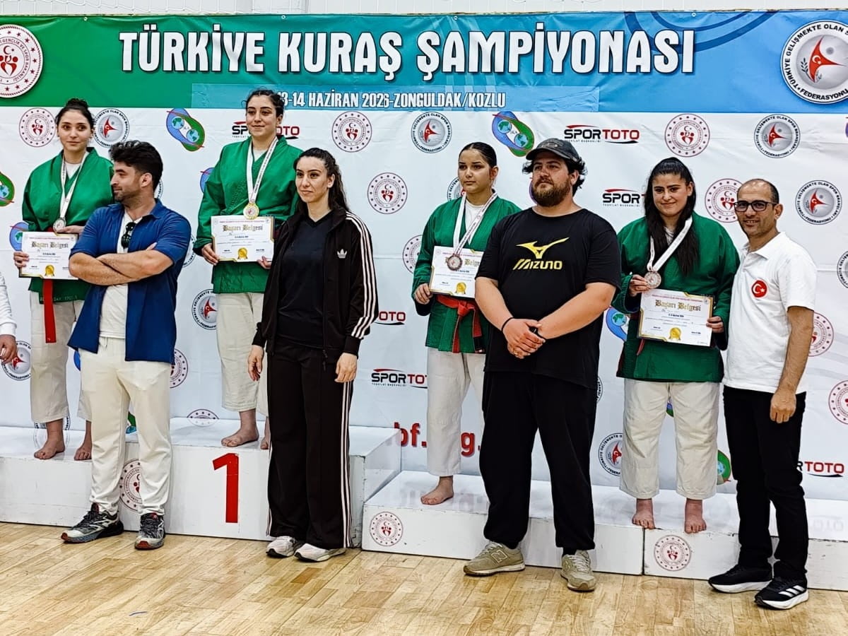 VAN’IN İPEKYOLU İLÇESİNDEKİ CUMHURİYET ANADOLU LİSESİ ÖĞRENCİLERİ, ZONGULDAK’TA DÜZENLENEN KURAŞ...