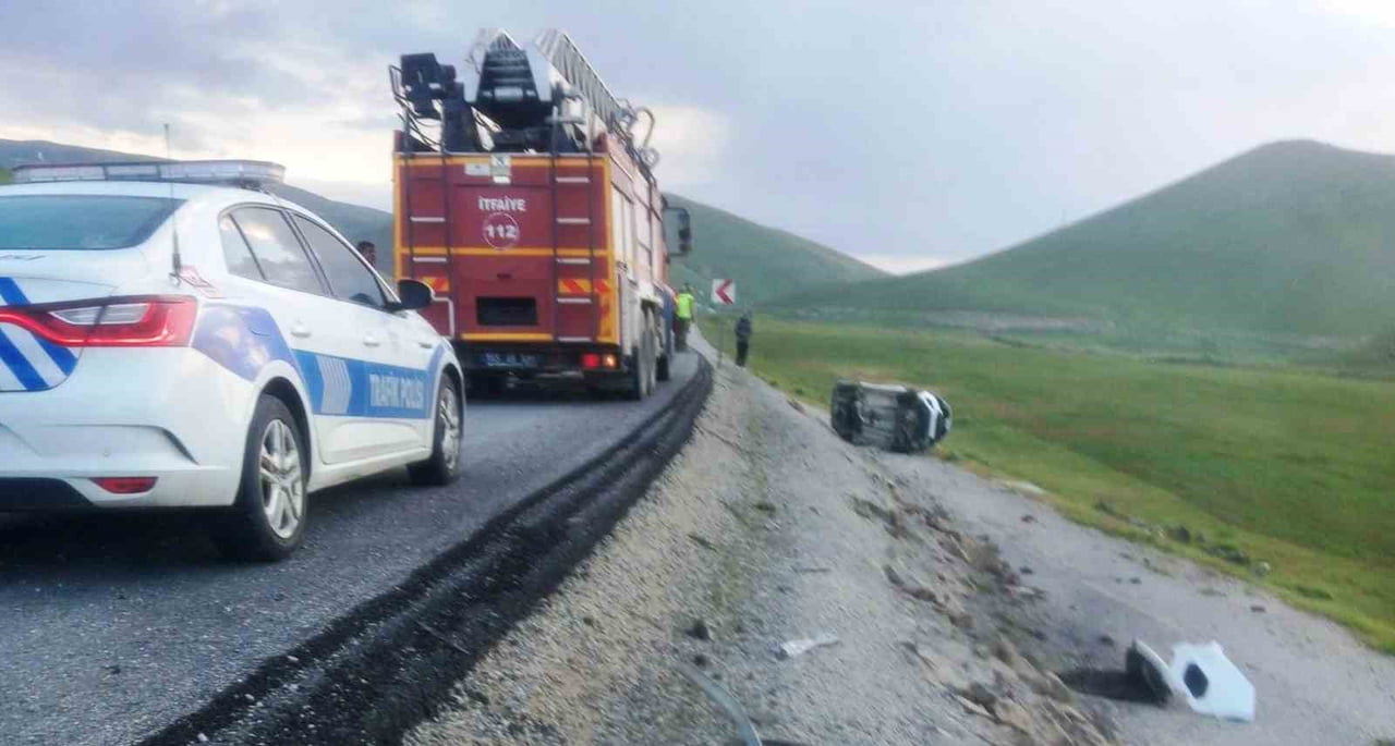 VAN’IN MURADİYE İLÇESİNDE KAMYONETİN ŞARAMPOLE YUVARLANMASI SONUCU MEYDANA GELEN TRAFİK KAZASINDA...