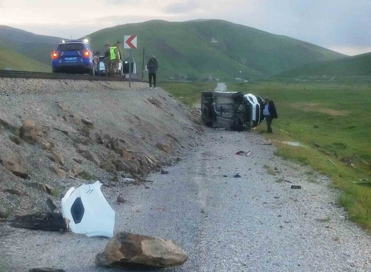 VAN’IN MURADİYE İLÇESİNDE KAMYONETİN ŞARAMPOLE YUVARLANMASI SONUCU MEYDANA GELEN TRAFİK KAZASINDA...