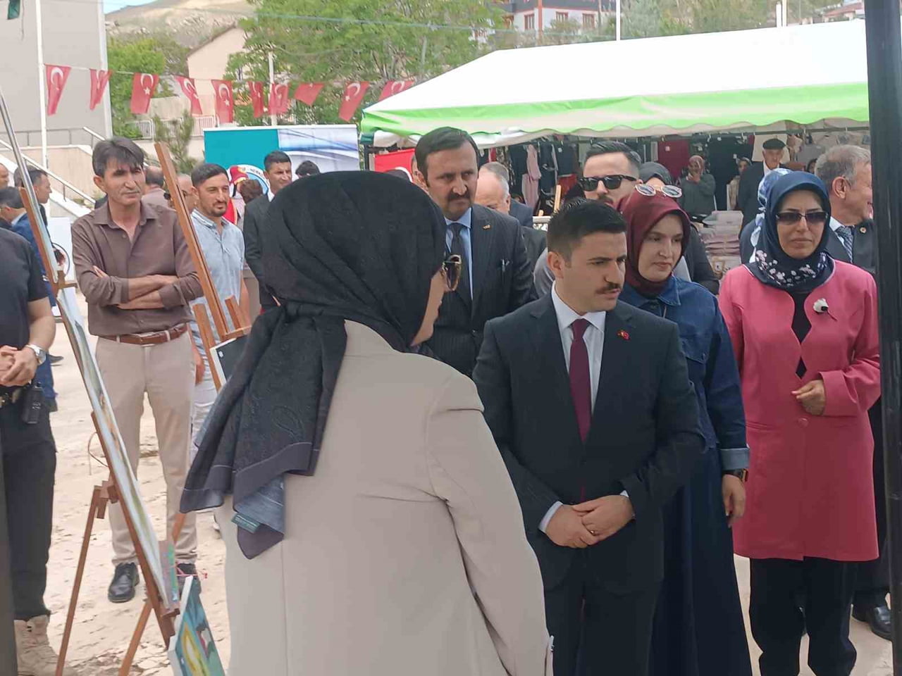 VAN’IN ÖZALP HALK EĞİTİM MERKEZİ VE AKŞAM SANAT OKULU TARAFINDAN DÜZENLENEN YILSONU SERGİSİ...