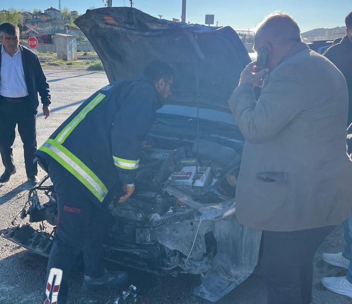 VAN’IN ÖZALP İLÇESİNDE 3 ARACIN KARIŞTIĞI TRAFİK KAZASINDA 3'Ü ÇOCUK 4 KİŞİ KİŞİ...