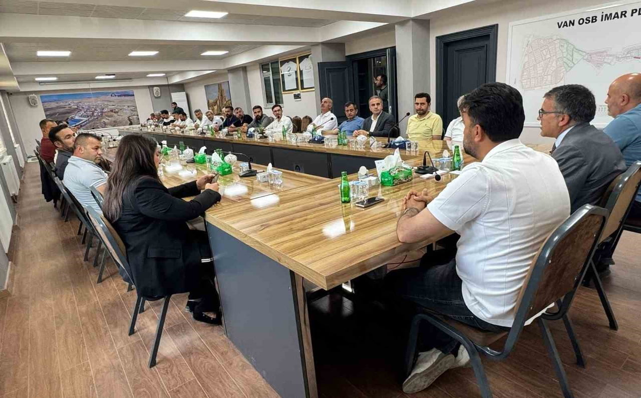 VAN ORGANİZE SANAYİ BÖLGESİ (OSB) YÖNETİM KURULU BAŞKANI MEMET ASLAN VE YÖNETİM KURULU ÜYELERİ...