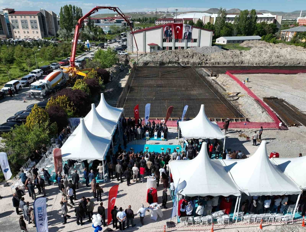 VAN YÜZÜNCÜ YIL ÜNİVERSİTESİ (YYÜ) YERLEŞKESİNDE HAYIRSEVER İŞ ADAMI ŞABAN KAYIKÇI TARAFINDAN...