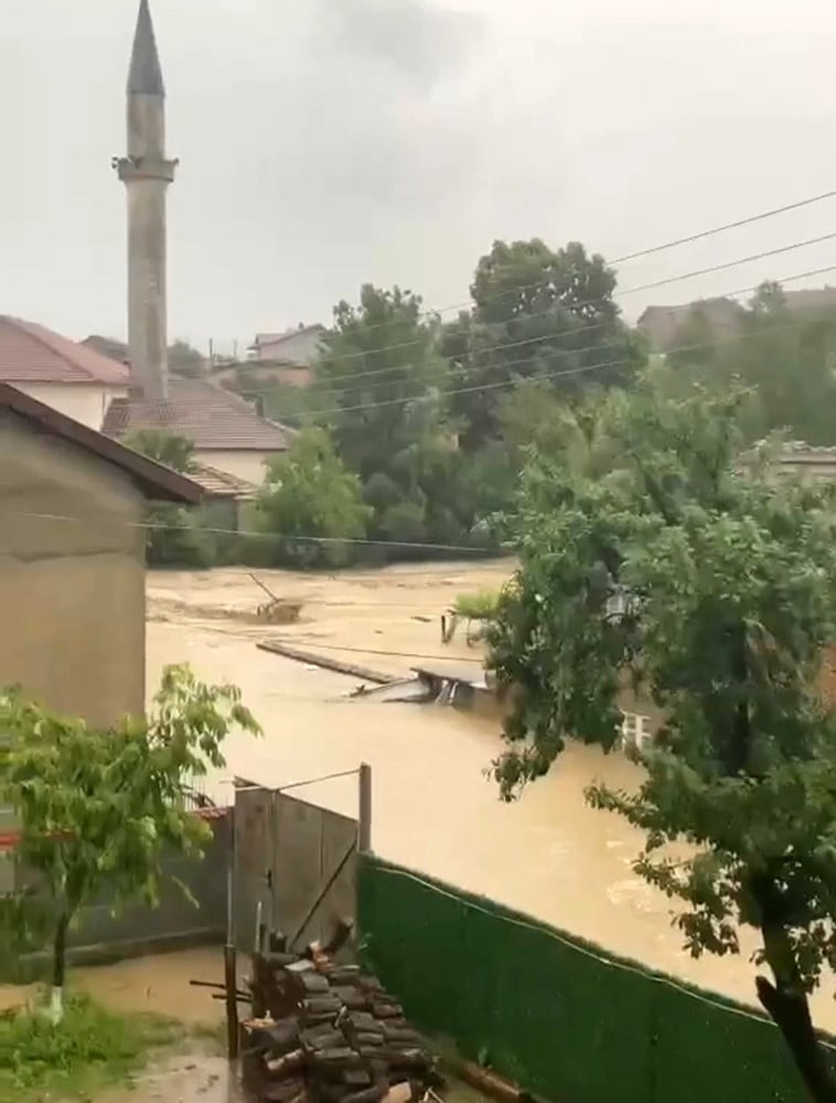 VARNA ŞEHRİNE BAĞLI MEDOVETS (SARIKOVANLIK) KÖYÜNDE ETKİLİ OLAN YOĞUN YAĞIŞLAR NEDENİYLE BİR KEZ...