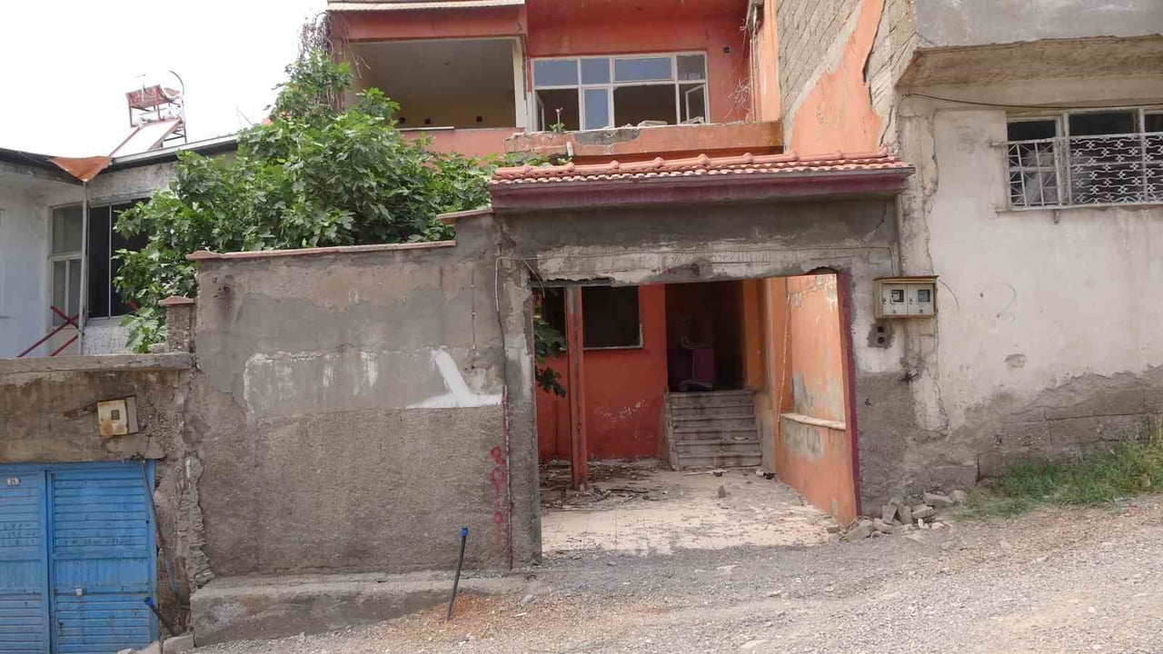 VATANDAŞLAR, MAHALLEDE DEVAM EDEN YENİDEN YAPILAŞMA ÇALIŞMALARININ YANINDA YIKIMI BEKLEYEN METRUK...