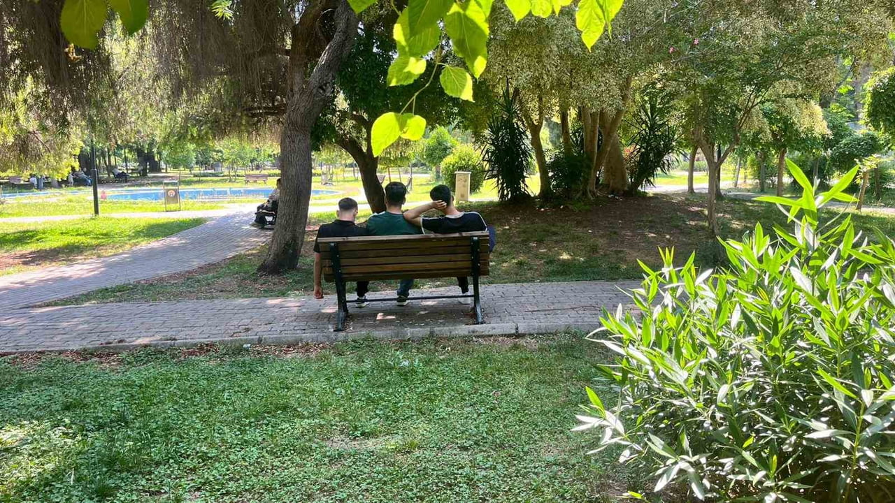 VATANDAŞLAR PARK VE BAHÇELERDEKİ GÖLGELİK ALANLARA SIĞINDI.