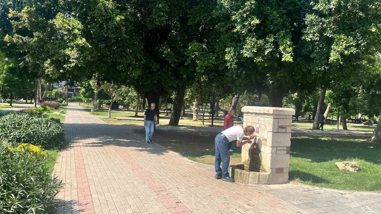 VATANDAŞLAR PARK VE BAHÇELERDEKİ GÖLGELİK ALANLARA SIĞINDI.