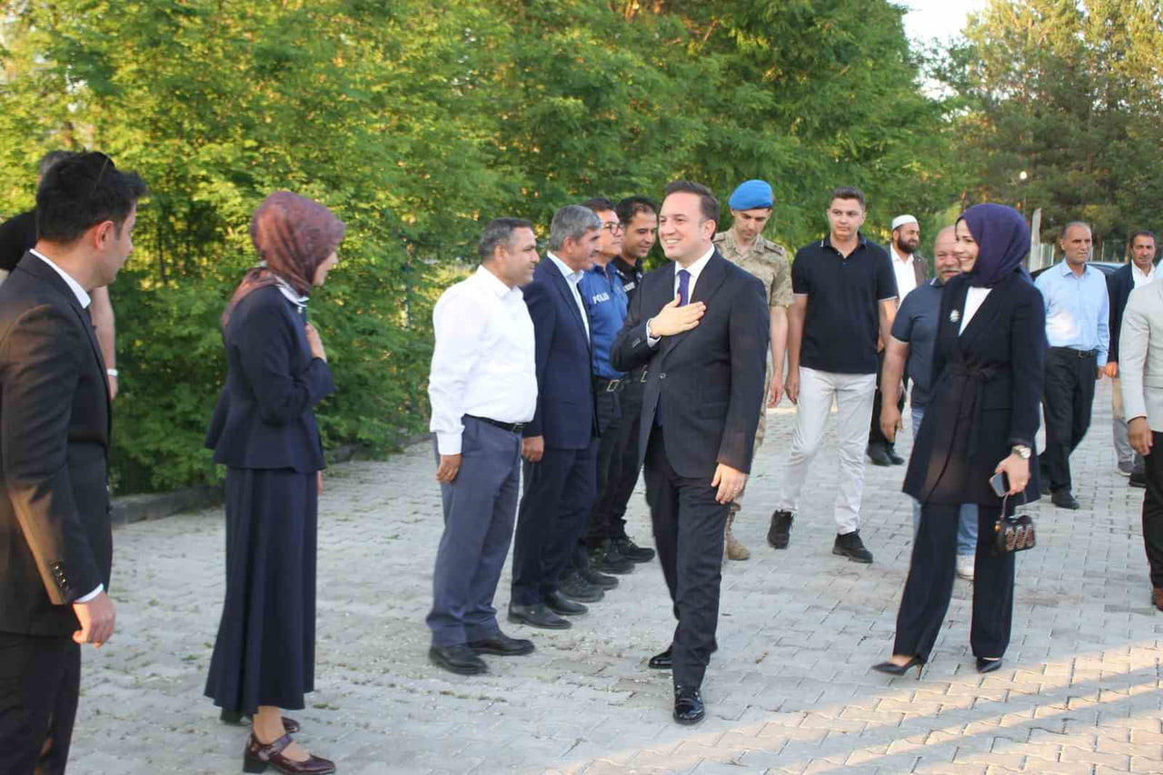 VEDA PROGRAMININ ARDINDAN DAVETLİLER, KAYMAKAM BAYRAM İLE TEK TEK VEDALAŞARAK İLÇEYE YAPTIĞI...