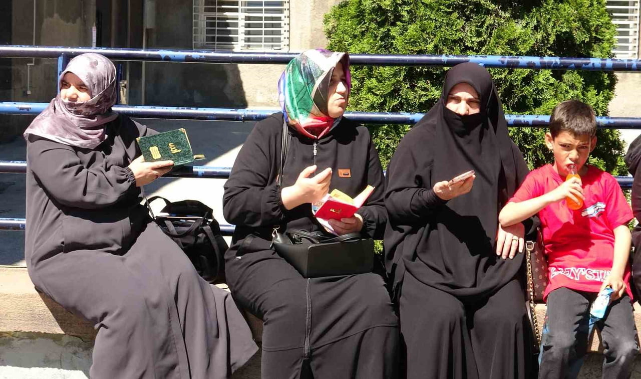 VELİLER KUR'AN-I KERİM OKUYARAK ÇOCUKLARININ BAŞARISI İÇİN DUA ETTİ.